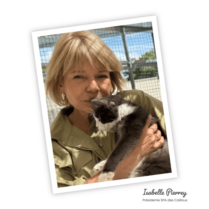 photo de la presidente Isabelle Pierrey avec un chat dans les bras